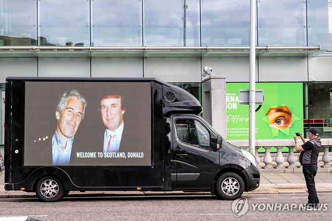 트럼프-엡스타인 '밀착 관계' 의혹 확산 [AFP=연합뉴스 자료사진]