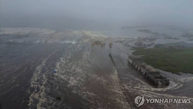 캄차카반도 해안도시 덮친 쓰나미 [로이터=연합뉴스 자료사진. 재판매 및 DB 금지]