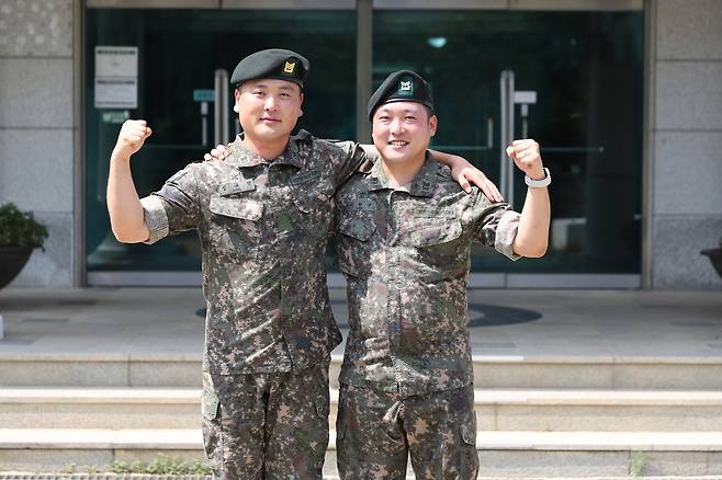 가족과 수영장 놀러 가 응급환자 구조한 장병들 (파주=연합뉴스) 심정지 시민을 목격하고 침착한 초기대응과 후속 조치로 생명을 구한 육군 2기갑여단 성규석 상사(왼쪽)와 1사단 전차대대 이현식 중사(오른쪽).
[육군 2기갑여단 제공. 재판매 및 DB 금지]