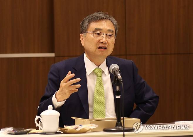 조현 외교장관 "한일관계, 미래지향적으로" (도쿄=연합뉴스) 박상현 특파원 = 조현 외교부 장관이 30일 도쿄 주일 한국대사관에서 열린 주일 특파원 대상 간담회에서 향후 한일관계를 미래 지향적으로 만들어 가야 한다고 강조하고 있다.