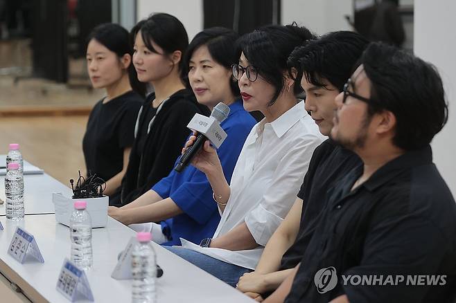 인사말하는 요나김 연출 (서울=연합뉴스) 류효림 기자 = 요나김 연출이 30일 서울 중구 국립극장 뜰아래연습장에서 열린 국립창극단 신작 '심청' 연습실 공개 및 라운드 인터뷰에서 인사말을 하고 있다. 2025.7.30 ryousanta@yna.co.kr