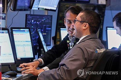 뉴욕증권거래소의 트레이더 [AP 연합뉴스 자료사진. 재판매 및 DB 금지]