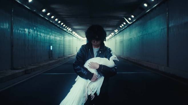 듀오 악뮤 이찬혁/사진=유튜브 채널 'AKMU' '돌아버렸어' MV