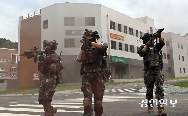 31일 인천도시지역전투훈련장에서 실시된 육군 51사단 ‘대테러 초동조치훈련 및 도시지역 탐색격멸훈련’에서 장병들이 테러 용의자 은거 지역으로 진입하고 있다. 2025.7.31 /김용국기자 yong@kyeongin.com