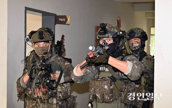 31일 인천도시지역전투훈련장에서 실시된 육군 51사단 ‘대테러 초동조치훈련 및 도시지역 탐색격멸훈련’에서 장병들이 테러 용의자 은거 지역으로 진입하고 있다. 2025.7.31 /김용국기자 yong@kyeongin.com