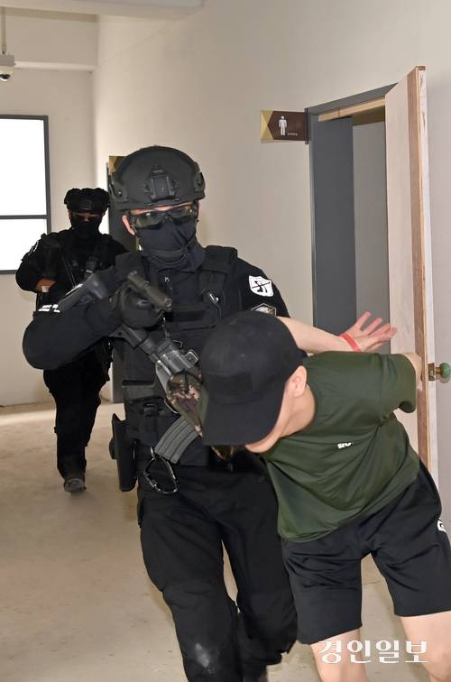 31일 인천도시지역전투훈련장에서 실시된 육군 51사단 ‘대테러 초동조치훈련 및 도시지역 탐색격멸훈련’에서 장병들이 테러 용의자 은거 지역으로 진입하고 있다. 2025.7.31 /김용국기자 yong@kyeongin.com