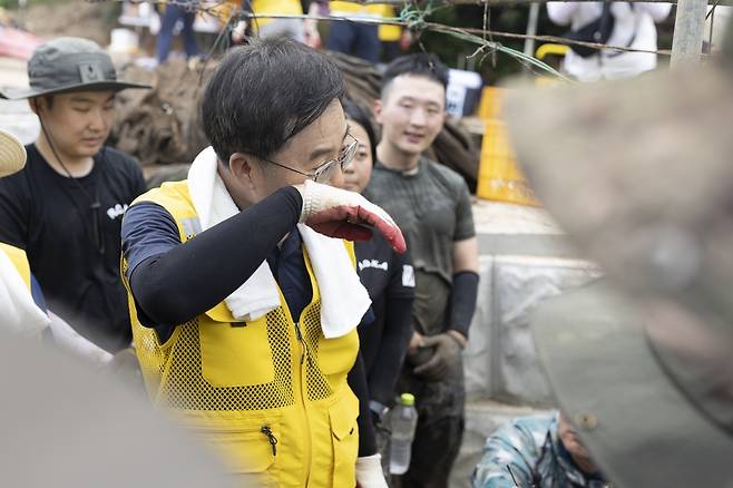 ▲ 김동연 경기지사가 31일 오전 가평군 율길1리 피해 현장에서 봉사를 진행하면서 땀을 흘리고 있다. /제공=경기도