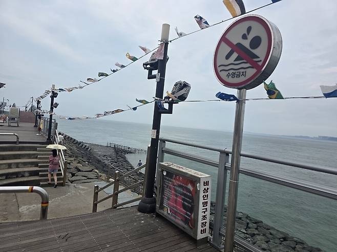 ▲ 31일 바다를 가까이서 볼 수 있는 인천 중구 월미도 친수공간 입구에 '수영금지' 표지판과 비상인명구조장비함이 설치돼 있다.