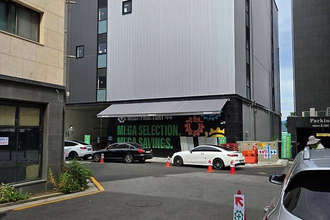 ▲ 약국으로 가는 인근 건물 이면도로 역시 약국으로 가는 차들이 독차지하고 있다.