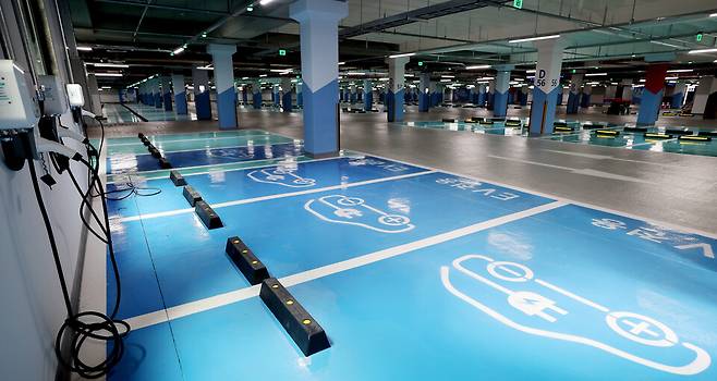 ▲&nbsp;2024년 8월 인천 청라 한 아파트 단지 주차장에서 벤츠 전기차 화재가 발생한 지 약 1년이 지난 31일 인천 서구 청라 전기차 화재현장이었던 지하주차장이 8월 이내 전면 개방 목표로 시설 복구 및 구조보강 작업이 마무리되고 있는 모습. /이호윤 기자 256@incheonilbo.com