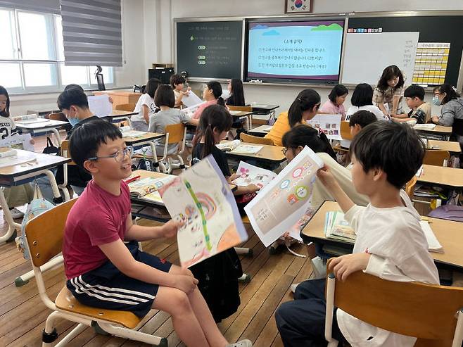 질문 기반 수업 중 질문을 주고받는 학생들.