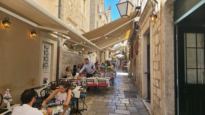 스플리트와 두브로브니크 시의 핵심 관광지에선 전면 공지(야외 테라스)를 대부분 허용하고 있다. 사진=이희택 기자.