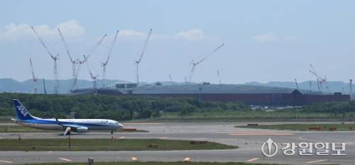 ◇일본 정부의 전폭적인 지원 아래 설립된 반도체 기업 라피더스의 공장이 홋카이도 치토세시에 건설되고 있다. 신치토세 공항과 근접한 거리에 들어서는 라피더스 IIM 공장의 모습. 일본 삿포로=권태명기자