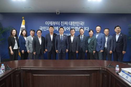◇더불어민주당 국정기획위에서 활동중인 허영(춘천 갑) 국회의원과 김도균 강원도당위원장(외교안보분과 자문위원)은 31일 정부서울청사에서 강원지역 여당 시장·군수들을 초청해