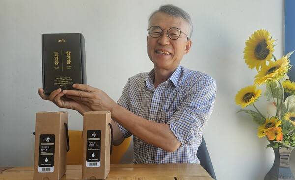 하성목 대표가 주요 생산품인 들기름 참기름 세트를 선보이고 있다. /유은상 기자
