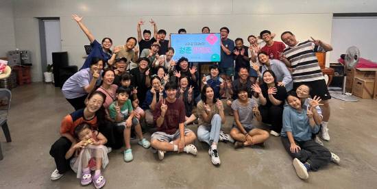 지난 29일 청춘 환영회에서 활짝 웃는 극단 큰들 단원과 방문객. 극단=큰들