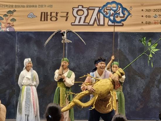 급히 소품을 복구하고 작품을 개작해 진행했던 합천 쌍백초 마당극 '효자전' 공연. 사진=극단 큰들