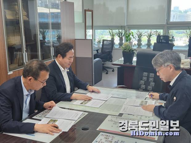 김학홍 행정부지사는 영일만 횡단구간 고속도로(포항~영덕), 산불극복 재창조를 위한 산불피해지 일반벌채 지원 등 총 33건에 이르는 지역 주요 현안 사업에 대해 상세히 설명하고, 정부의 적극적인 관심과 지원을 요청했다.