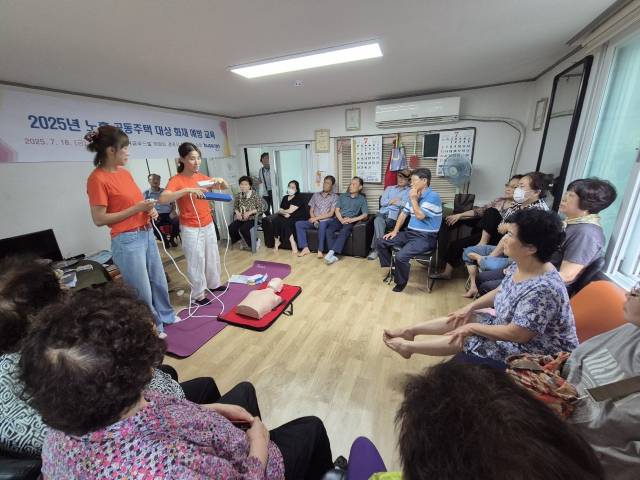 최근 부산의 노후 아파트에서 잇따라 발생한 화재로 지자체들이 재발 방지를 위해 가정용 예방 장비 보급과 화재 예방 교육에 나섰다. 사진은 지난달 18일 부산 부산진구의 한 아파트에서 화재 예방 안전교육을 하는 모습. 부산 부산진구청 제공