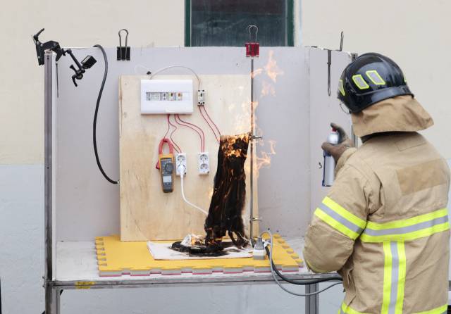 지난달 10일 부산소방재난본부에서 열린 ‘멀티콘센트 발화 위험 요인 화재실험’에서 스탠드형 에어컨에 정격 용량을 충족하지 못하는 멀티콘센트를 사용하자 전선 온도가 130도까지 올라 화재가 발생하고 있다. 부산일보DB