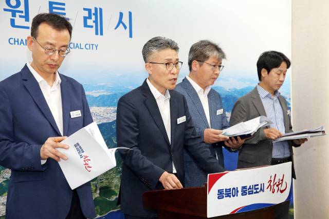 30일 창원시청 프레스센터에서 조성환(왼쪽 두 번째) 미래전략산업국장이 브리핑을 진행하고 있다./창원시/