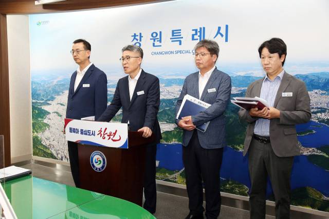 30일 창원시청 프레스센터에서 조성환(왼쪽 두 번째) 미래전략산업국장이 브리핑을 진행하고 있다./창원시/