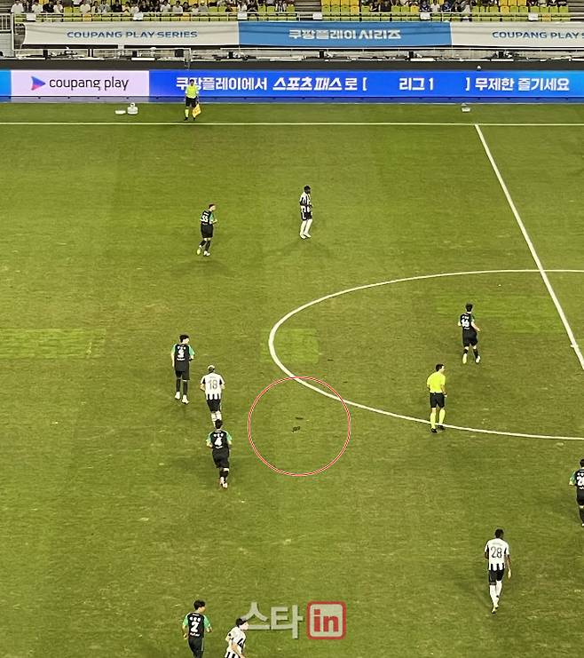 30일 팀 K리그와 뉴캐슬 유나이티드의 쿠팡플레이 시리즈 1경기가 열린 수원월드컵경기장의 잔디 상태. 경기 시작 1분도 되지 않아 잔디가 크게 파였다.