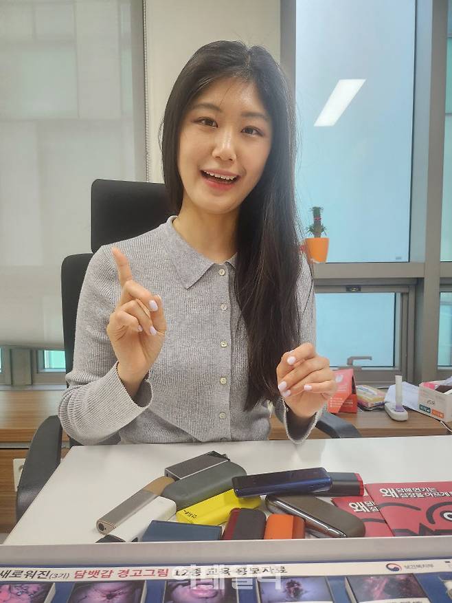 김수진 용산보건소 청소년 금연클리닉 상담사가 전자담배를 꺼내보이며 흡연의 위험성을 설명하고 있다. (사진=이지현 기자)