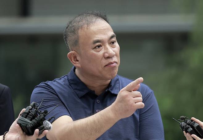 공천개입 의혹 및 여론조사 조작 의혹을 받고 있는 명태균 씨가 31일 서울 종로구 김건희 특검팀(특별검사 민중기) 사무실로 조사를 받기 위해 출석하며 취재진 질문에 답하고 있다. (사진=뉴시스)