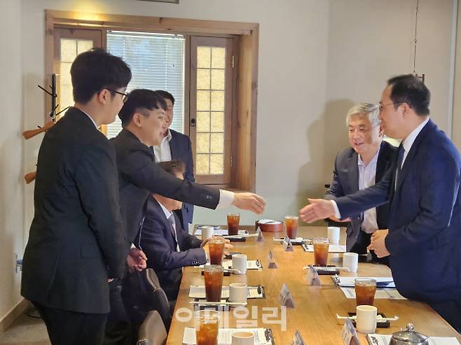 31일 서울 달개비에서 진행된 수련협의체 2차 회의에서 한성존 대한전공의협의회 비상대책위원장(왼쪽)과 김국일 보건복지부 보건의료정책관이 악수하고 있다.(사진=안치영 기자)