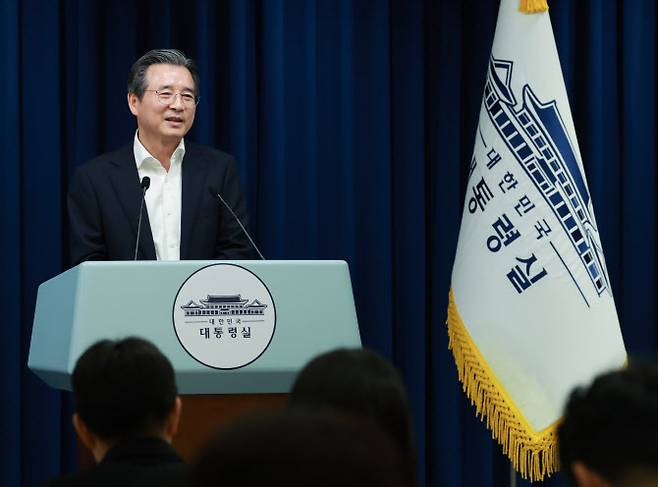 김용범 대통령실 정책실장이 31일 서울 용산 대통령실 청사에서 한미 관세 협상 타결 관련 브리핑 뒤 취재진의 질문에 답하고 있다. (사진=연합뉴스)