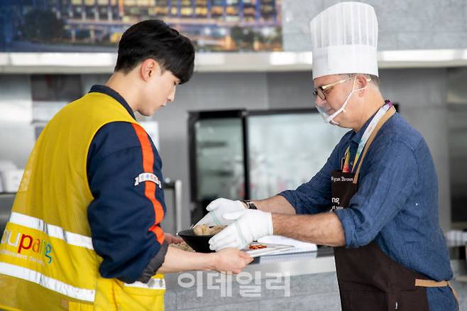 라이언 브라운 CFS 대표이사가 지난 30일 쿠팡 평택1·2센터에서 중복맞이 삼계탕을 배식하고 있다 (사진=쿠팡)
