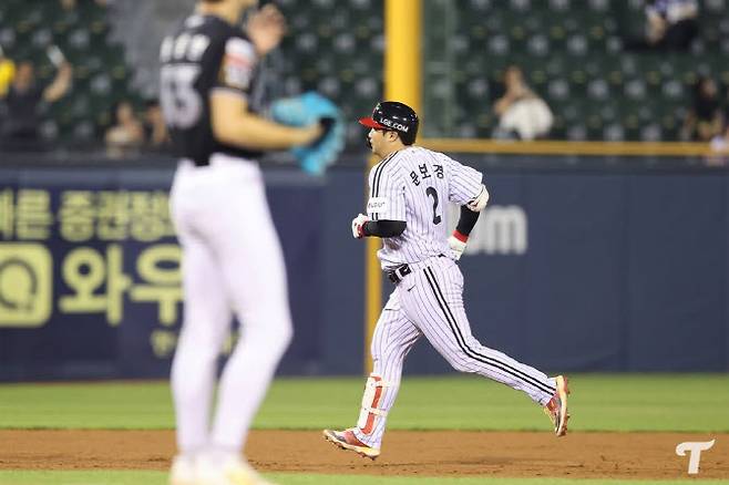 LG트윈스 문보경이 홈런을 터뜨린 뒤 천천히 베이스를 돌고 있다. 사진=LG트윈스