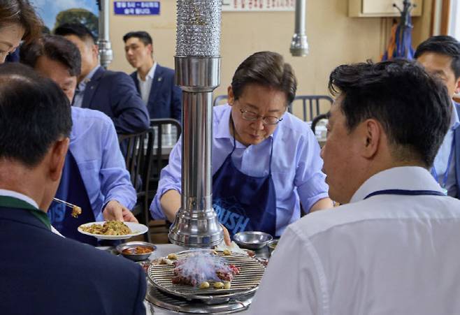 31일 대통령실 인근 참모진과의 오찬에 나선 이재명 대통령. (사진=대통령실 제공)
