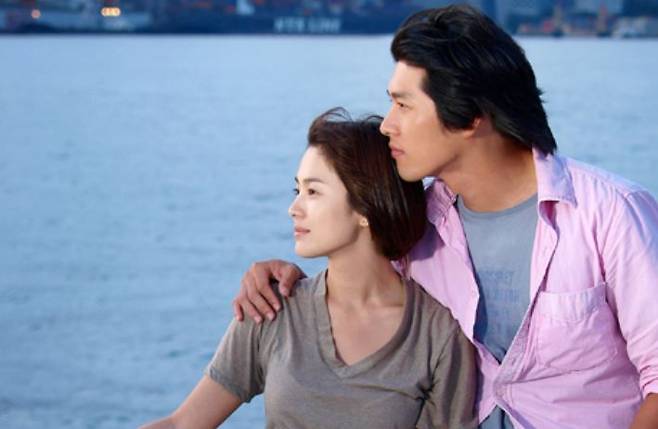 KBS '그들이 사는 세상' 주인공 송혜교(주준영 역)와 현빈(정지오 역). [사진=KBS 제공]