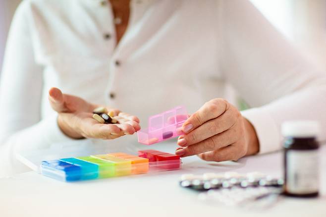 술은 면역력을 약하게 만들고 각종 합병증의 원인이 된다. 약물 부작용도 일으키므로 주의해야 한다. [사진=게티이미지뱅크]