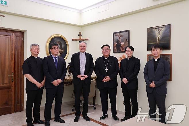 29일(현지 시각) 바티칸 교황청에서 성 바티칸 베드로 대성전에 설치될 새로운 한국어 오디오 가이드 전달식이 열렸다. 왼쪽부터 교황청립 로마한인신학원장 정연정 몬시뇰, 주교황청 대한민국 대사관 이정우 대사대리, 바티칸시국 총대리 마우로 감베티 추기경, 서울대교구 이경상 주교, 최광희 주교, 홍보위원회 언론담당 이재협 신부.(천주교 서울대교구 제공. 재판매 및 DB금지) 2025.7.30/뉴스1 ⓒ News1 민경석 기자