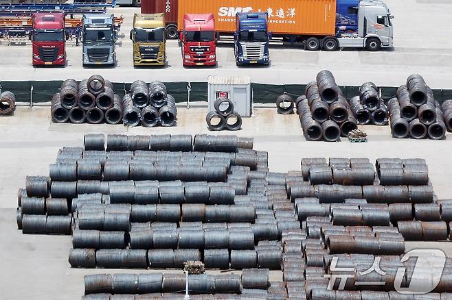. 6일 경기 평택시 포승읍 평택항 야적장에 수출용 철강 제품이 쌓여 있다. 2025.7.6/뉴스1 ⓒ News1 민경석 기자