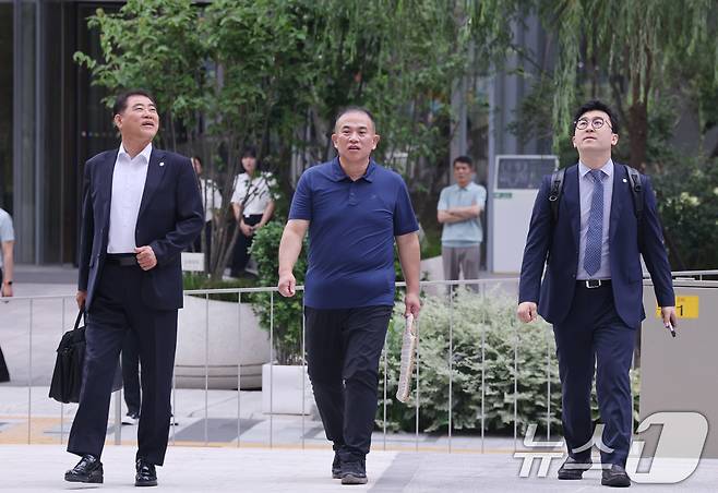 공천개입 의혹을 받는 ‘정치 브로커’ 명태균씨가 31일 오전 서울 종로구에 마련된 김건희 특검팀(특별검사 민중기) 사무실로 조사를 받기 위해 출석하고 있다. 2025.7.31/뉴스1 ⓒ News1 박지혜 기자