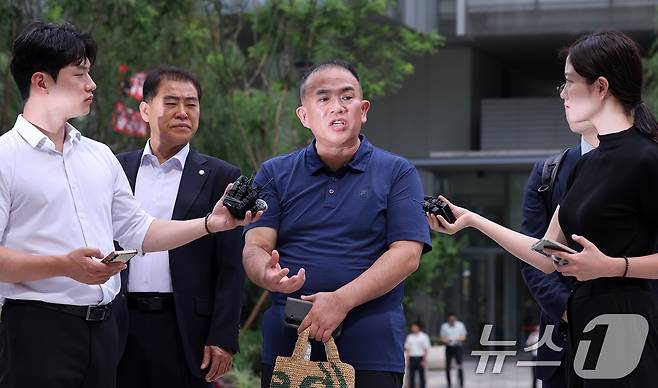 공천개입 의혹을 받는 ‘정치 브로커’ 명태균씨가 31일 오전 서울 종로구에 마련된 김건희 특검팀(특별검사 민중기) 사무실로 조사를 받기 위해 출석하며 취재진 질문에 답하고 있다. 2025.7.31/뉴스1 ⓒ News1 박지혜 기자