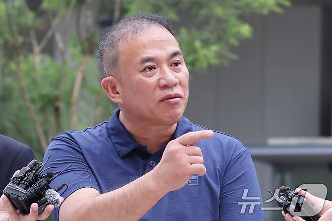 공천개입 의혹을 받는 ‘정치 브로커’ 명태균씨가 31일 오전 서울 종로구에 마련된 김건희 특검팀(특별검사 민중기) 사무실로 조사를 받기 위해 출석하며 취재진 질문에 답하고 있다. 2025.7.31/뉴스1 ⓒ News1 박지혜 기자