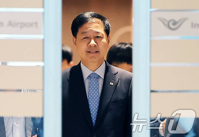 구윤철 경제부총리 겸 기획재정부 장관이 29일 오전 인천국제공항 제2터미널을 통해 미국으로 출국하고 있다.  2025.7.29/뉴스1 ⓒ News1 김진환 기자