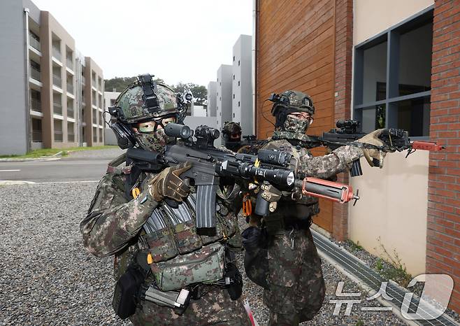 육군 51사단 장병들이 31일 오전 인천시 서구 도시지역전투훈련장에서 대테러 초동조치 및 도시지역 탐색격멸 훈련을 하고 있다. 이번 훈련은 51사단 예하 기동대대, 각 여단 기동중대, 사단 대테러초동조치부대 등 200여 명이 참가했다. 2025.7.31/뉴스1 ⓒ News1 김민지 기자