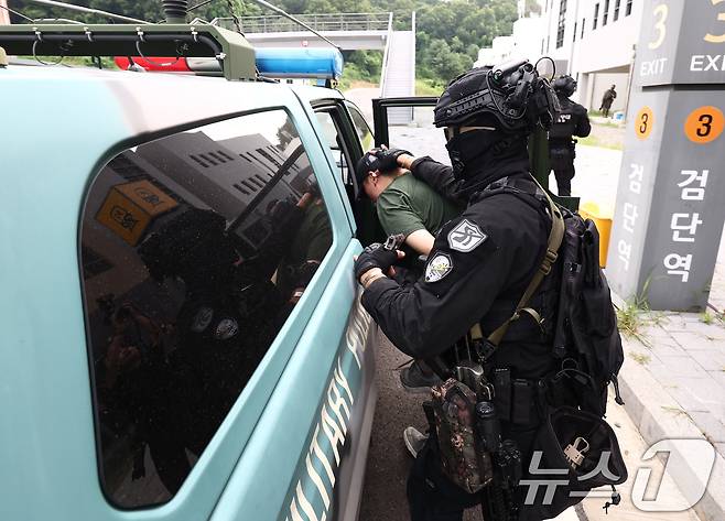 육군 51사단 장병들이 31일 오전 인천시 서구 도시지역전투훈련장에서 대테러 초동조치 및 도시지역 탐색격멸 훈련을 하고 있다. 2025.7.31/뉴스1 ⓒ News1 김민지 기자