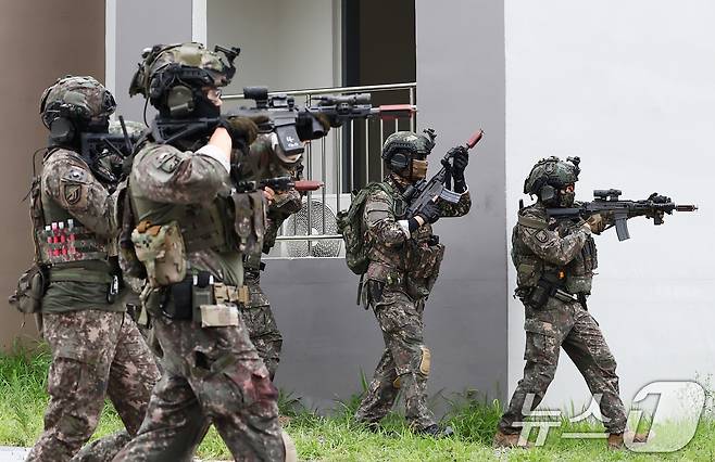 육군 51사단 장병들이 31일 오전 인천시 서구 도시지역전투훈련장에서 대테러 초동조치 및 도시지역 탐색격멸 훈련을 하고 있다. 2025.7.31/뉴스1 ⓒ News1 김민지 기자