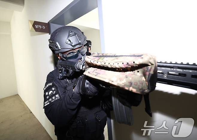 육군 51사단 장병들이 31일 오전 인천시 서구 도시지역전투훈련장에서 대테러 초동조치 및 도시지역 탐색격멸 훈련을 하고 있다. 이번 훈련은 51사단 예하 기동대대, 각 여단 기동중대, 사단 대테러초동조치부대 등 200여 명이 참가했다. 2025.7.31/뉴스1 ⓒ News1 김민지 기자