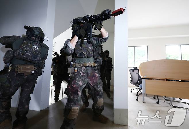 육군 51사단 장병들이 31일 오전 인천시 서구 도시지역전투훈련장에서 대테러 초동조치 및 도시지역 탐색격멸 훈련을 하고 있다. 2025.7.31/뉴스1 ⓒ News1 김민지 기자