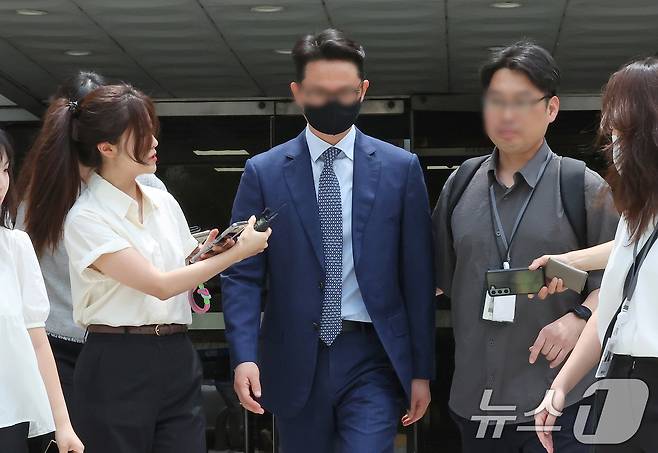 윤석열 전 대통령의 부인 김건희 여사에게 청탁할 목적으로 명품 가방과 목걸이를 전달한 혐의를 받는 전 통일교 세계본부장 윤 씨가 30일 서울 서초구 서울중앙지방법원에서 열린 구속 전 피의자 심문(영장실질심사)를 마친 뒤 법원을 나서고 있다. 2025.7.30/뉴스1 ⓒ News1 장수영 기자