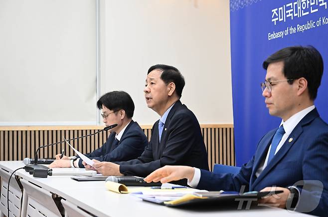 구윤철 경제부총리 겸 기획재정부 장관이 31일(한국시간) 미국 워싱턴D.C. 주미대한민국대사관에서 김정관 산업통상자원부 장관, 여한구 산업부 통상교섭본부장과 함께 한국과 미국 간 통상협의 결과 발표를 하고 있다. (기획재정부 제공. 재판매 및 DB 금지) 2025.7.31/뉴스1