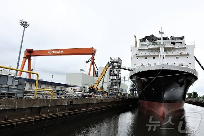 지난 16일(현지시간) 한화필리십야드 5도크에서 국가안보다목적선박(NSMV)이 마무리 공정을 진행하고 있다. ⓒ News1 류정민 특파원